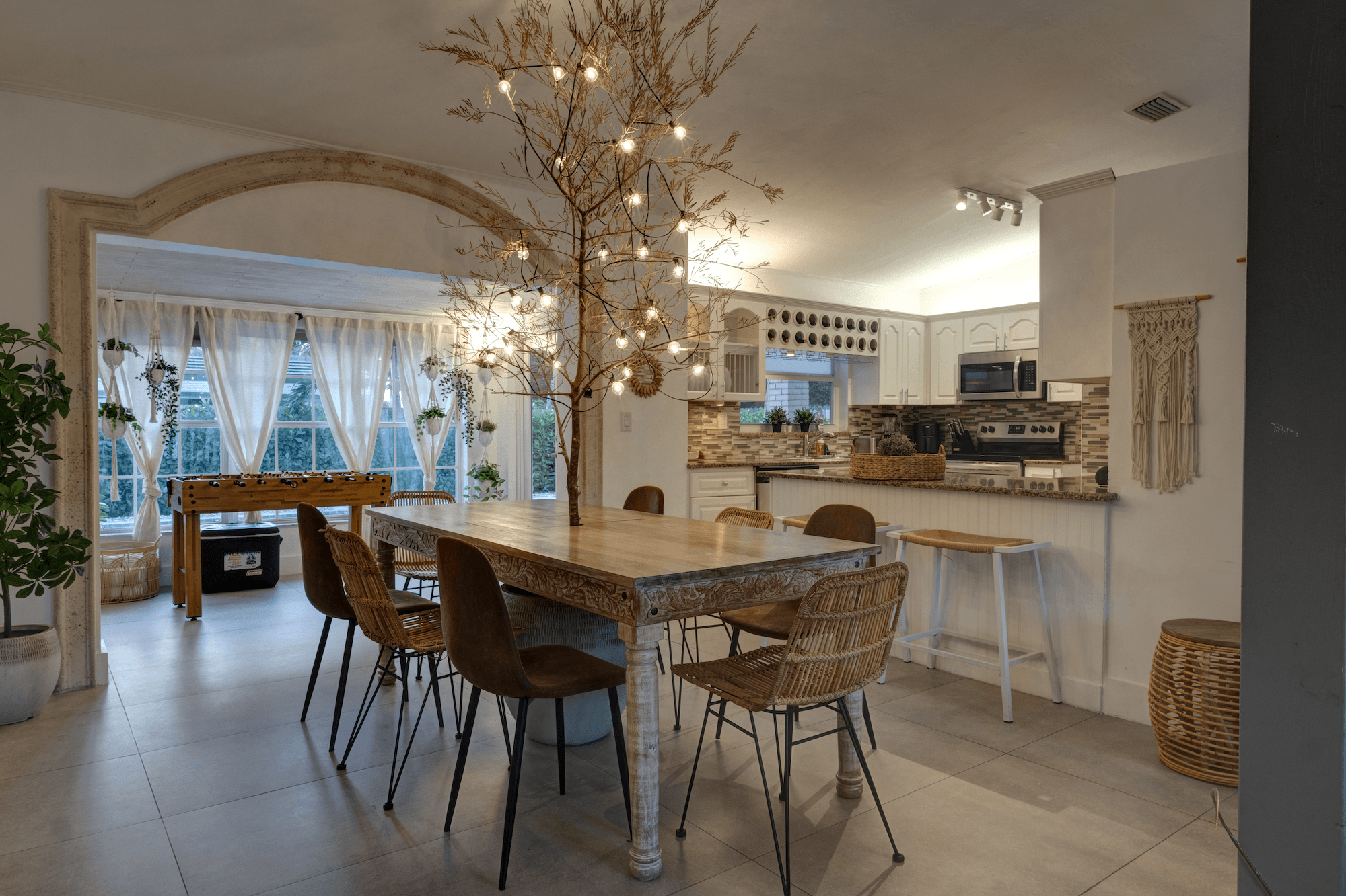 Comedor con árbol de luces y cocina abierta